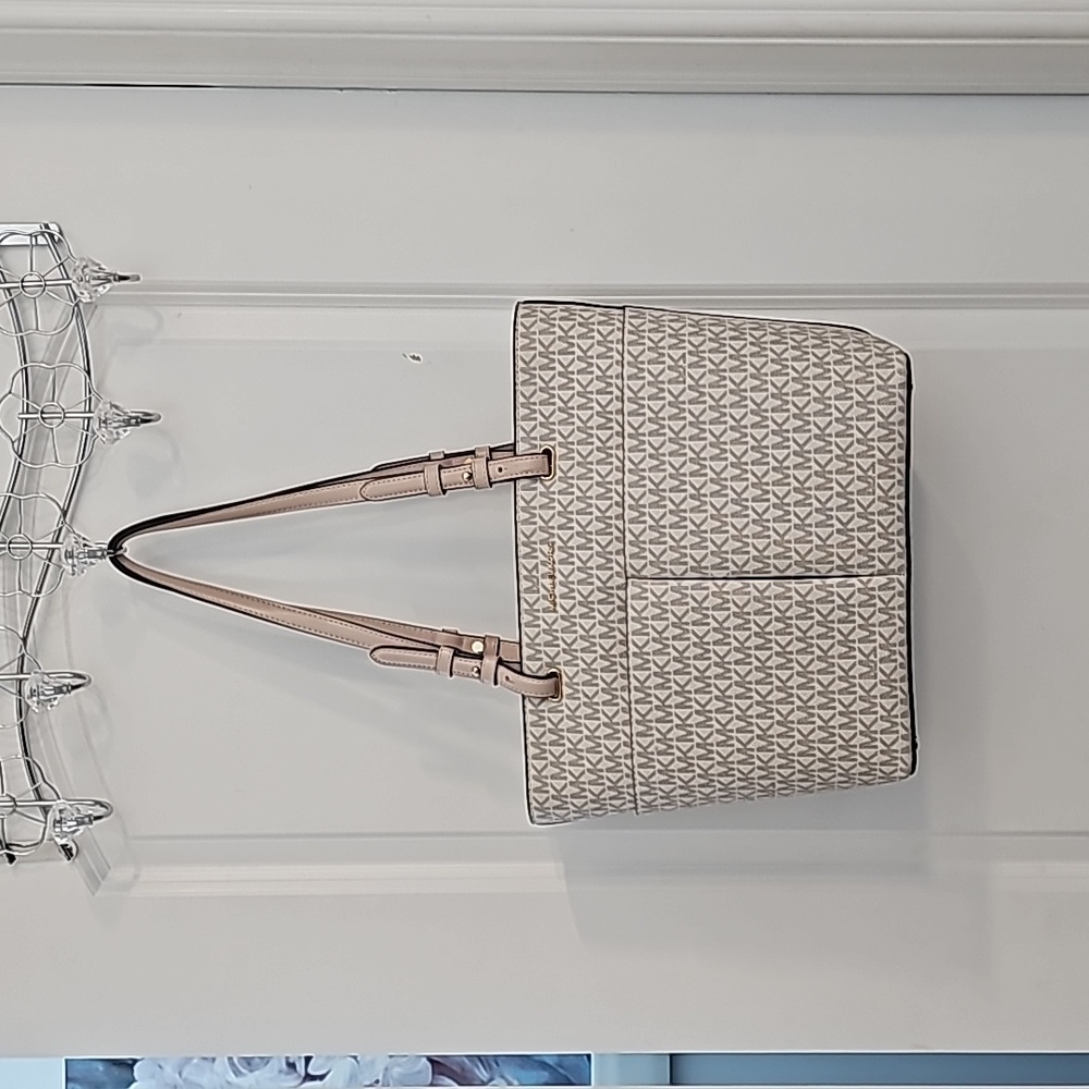 Michael Kors Bedford Medium Top Zip Pocket Tote Vanilla/Acorn